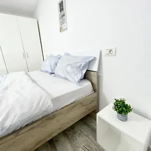 Apartament Temple 4 - Half Ground Level With Windows - Demisol, Bucureşti